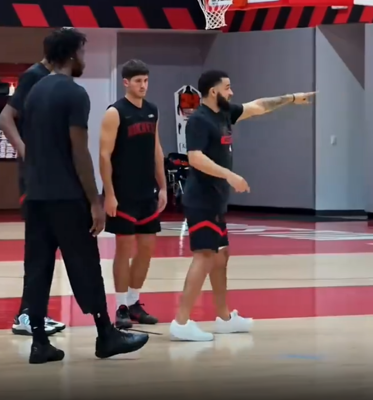 活塞队, 火箭队的合, 是赛季报销